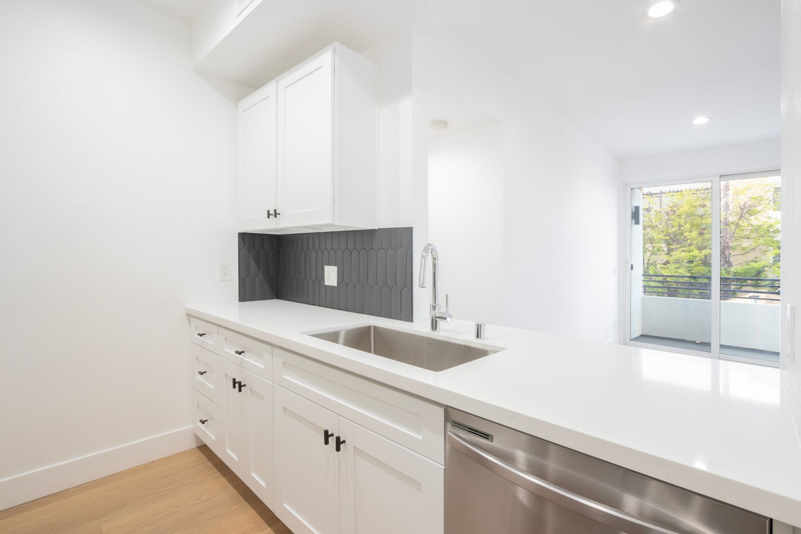 1616 N Serrano Ave. 4 of 12
