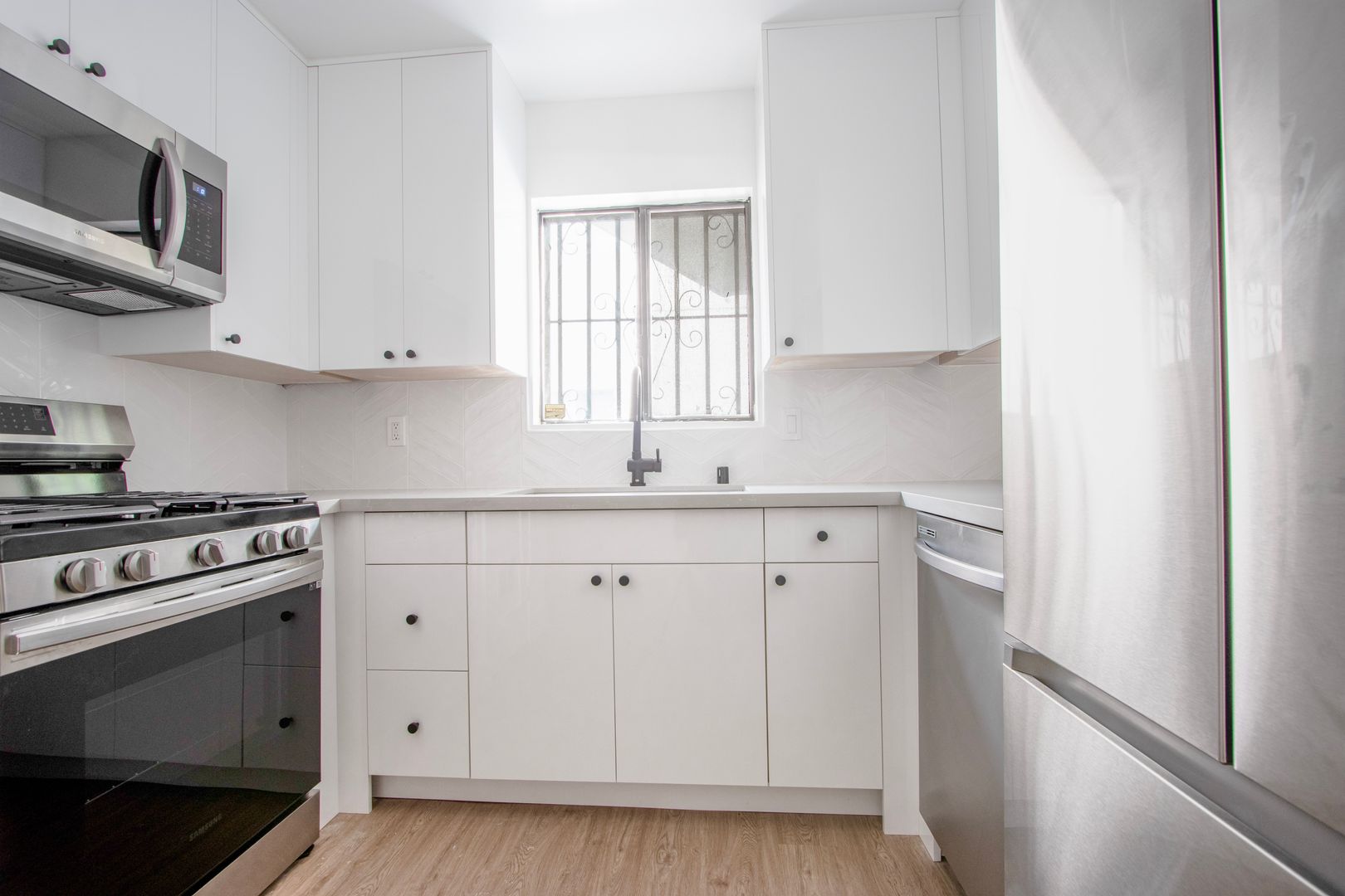 Los Angeles Apartment: 980 White Knoll Dr