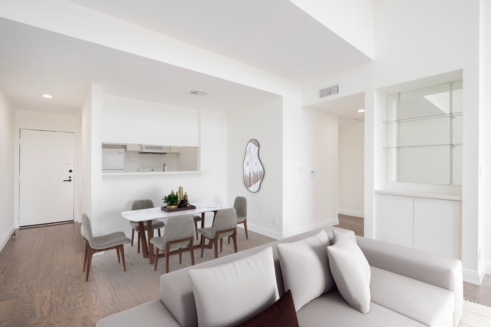 Los Angeles Apartment: 1616 N Serrano Ave.