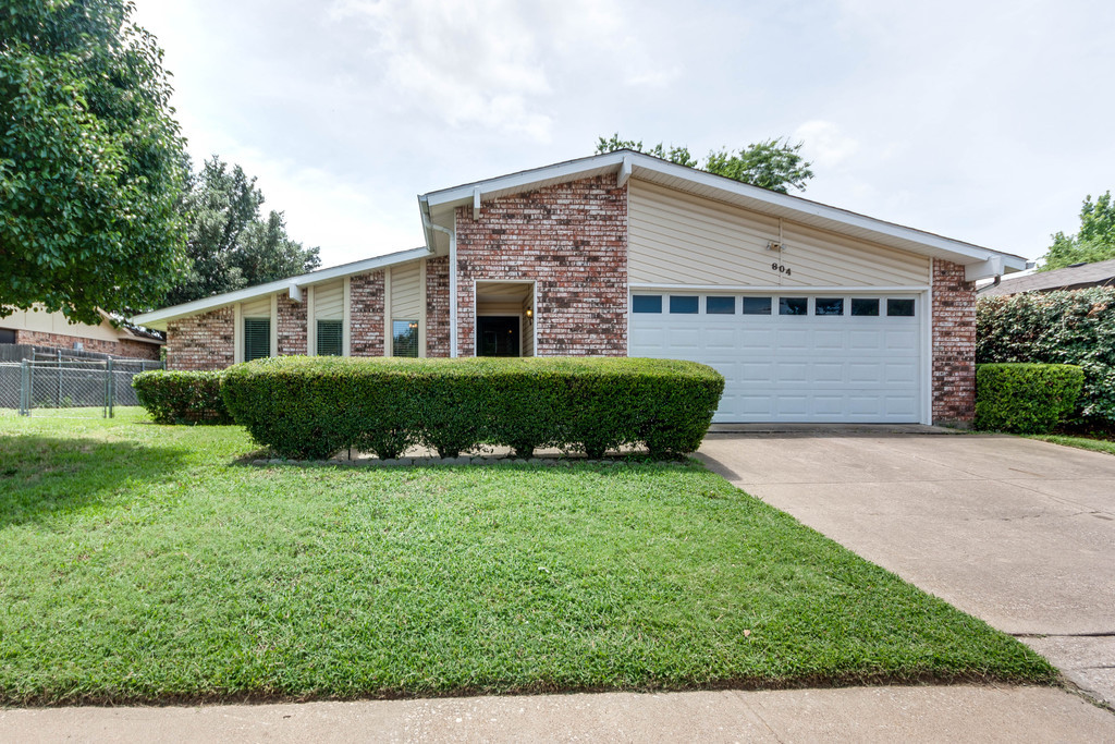 Bedford House: 804 Forest Glen