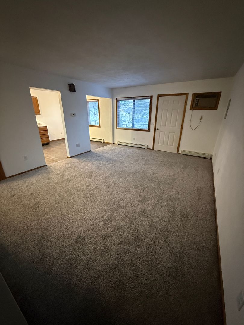 Silvis Apartment: 816 11th St Ct