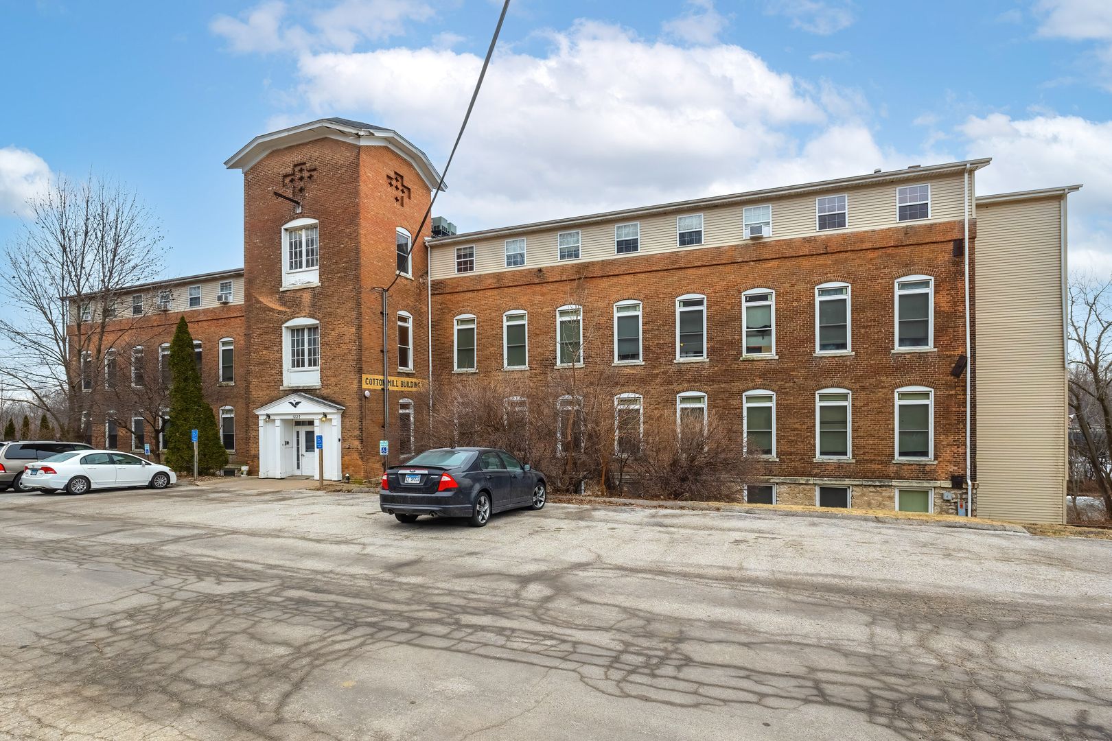 Rock Island Apartment: 1220 51st Ave