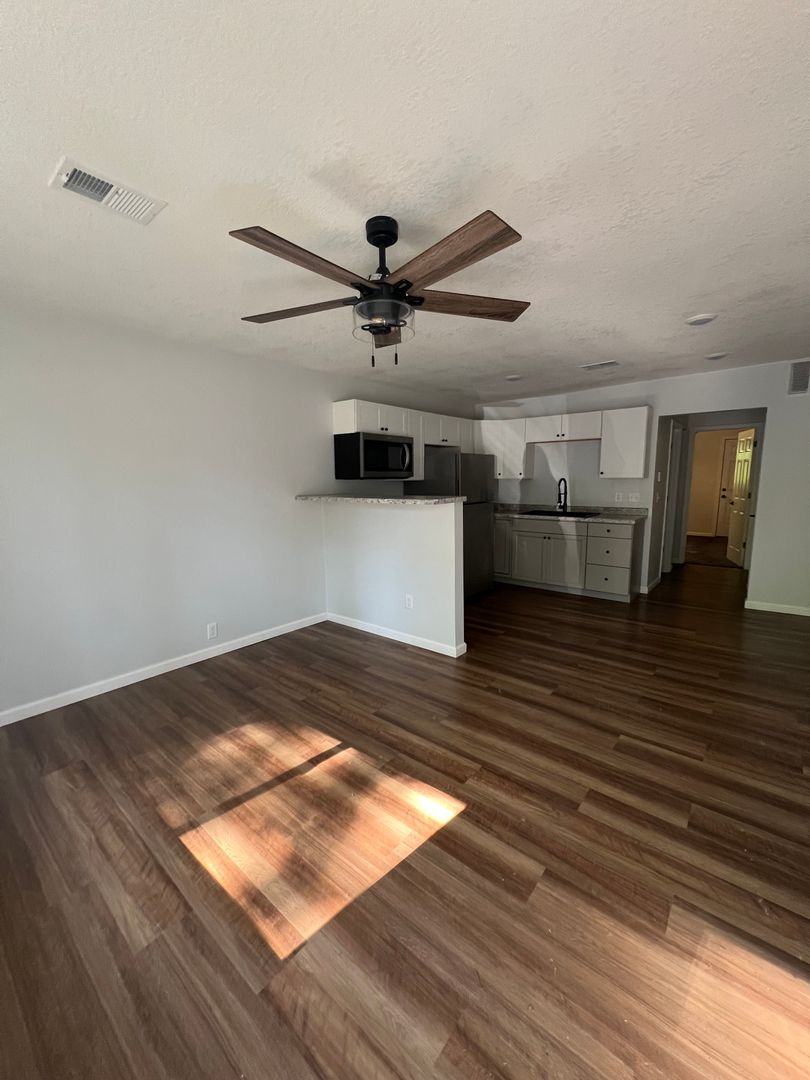 Davenport Apartment: 1006-1012 Oneida Avenue