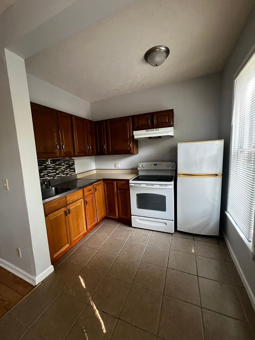 Davenport Apartment: 916 Bridge Ave.