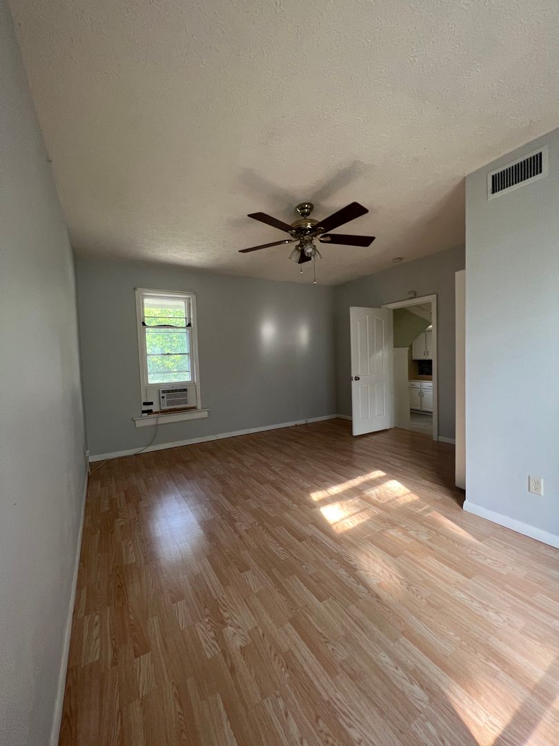 Davenport Apartment: 916 Bridge Ave.