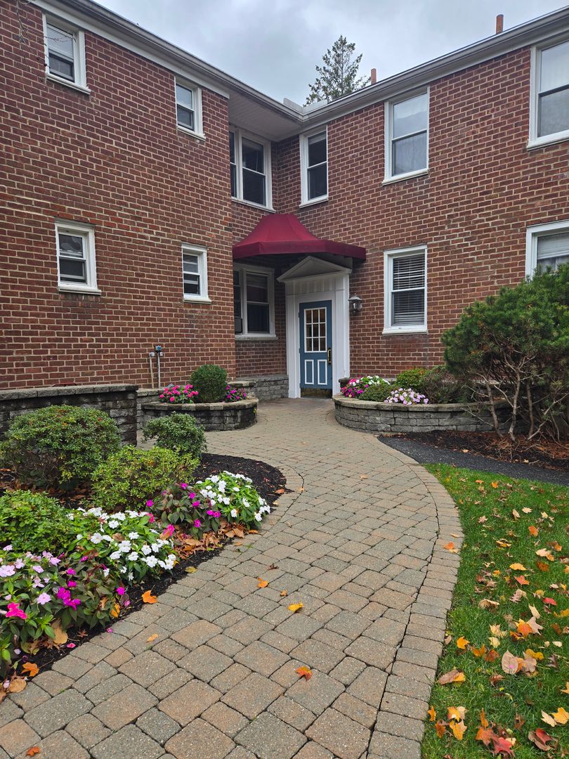 White Plains Apartment: 1 - 15 Bryant Crescent