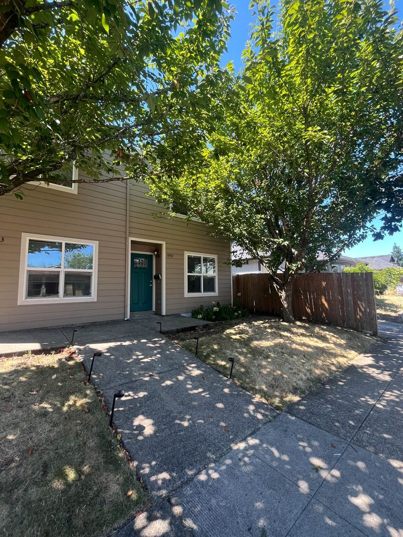 Portland Townhome: 6431 SE 83rd Ave