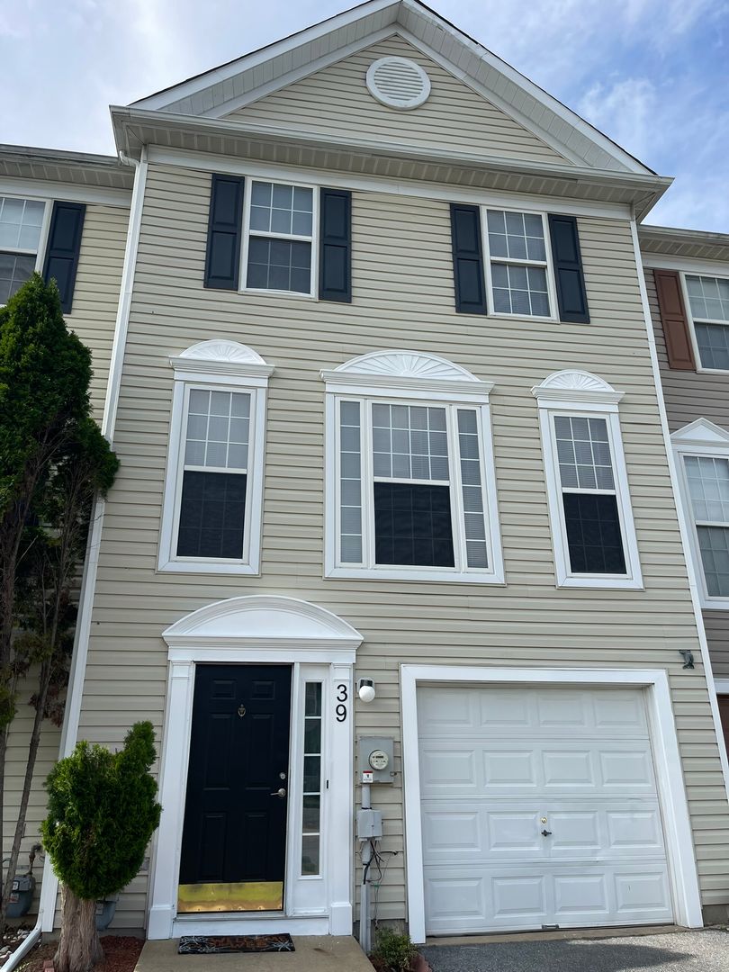 Newark Townhome: 39 Lisa Drive
