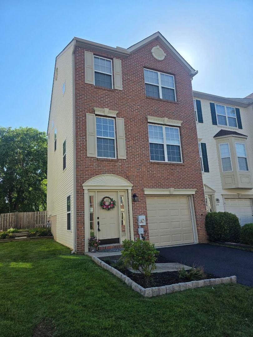 Bear Townhome: 31 Carrick Lane