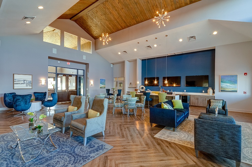 Two Bedroom Luxury Apartment (Walk Up Building) 10 of 12