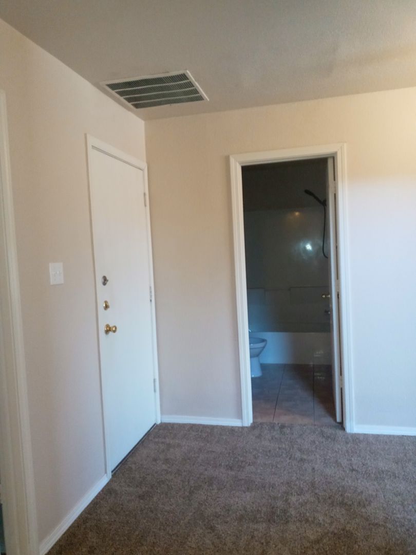 Albuquerque House: 9900 Sunshine Mesa Dr NW