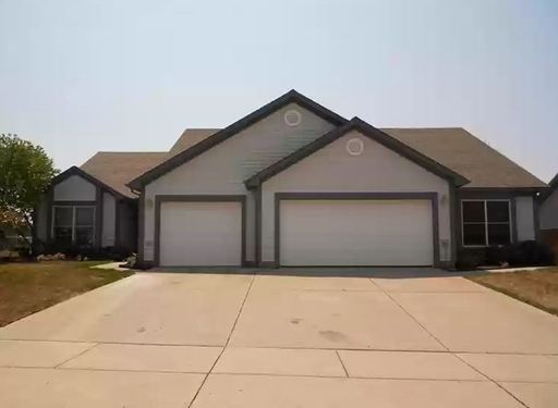 Beautiful 3 Bed, 2 Full Bath with 2 Car Attached Garage in Miamisburg – photo 1