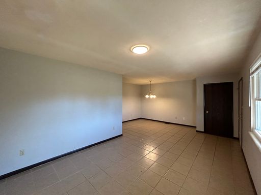 Cozy 2 Bed, 1.5 Bath Ranch Style Unit in Germantown