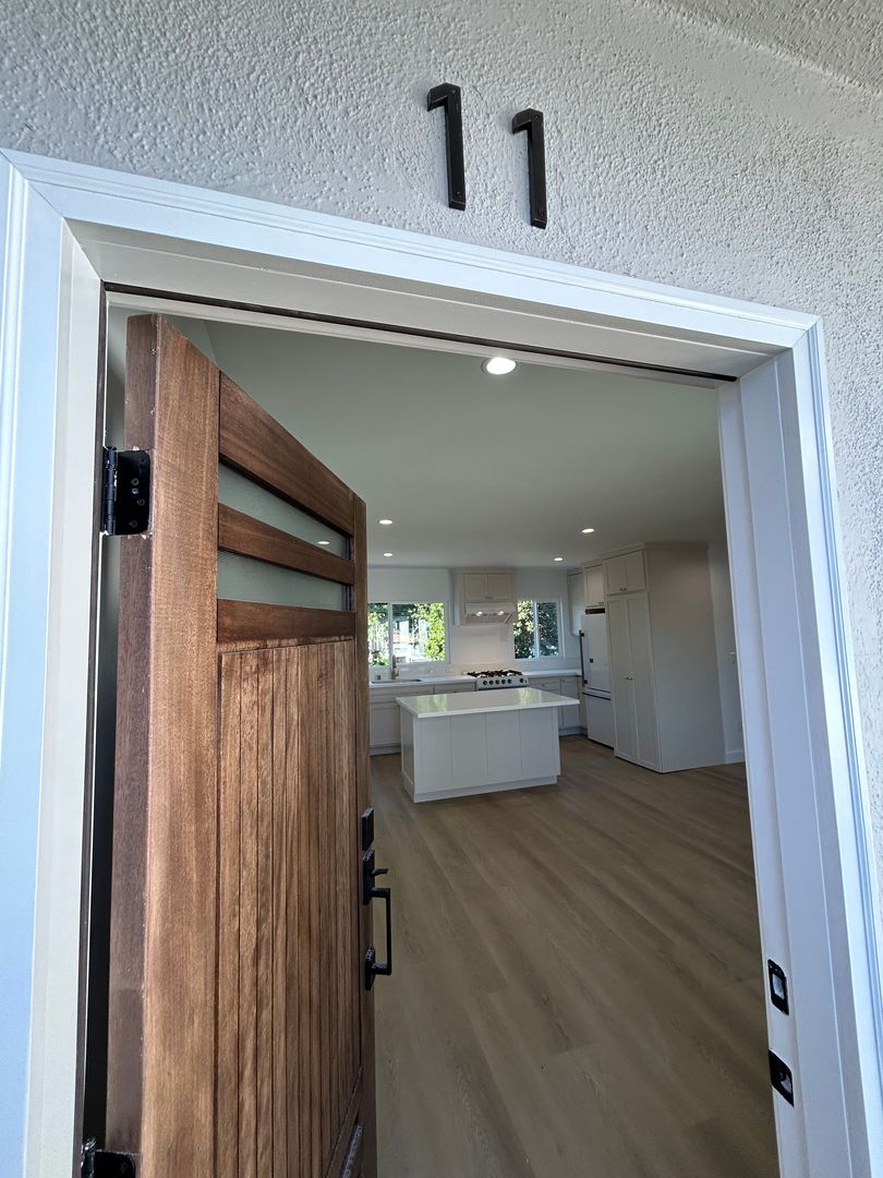 Venice Apartment: 559 Sunset Avenue