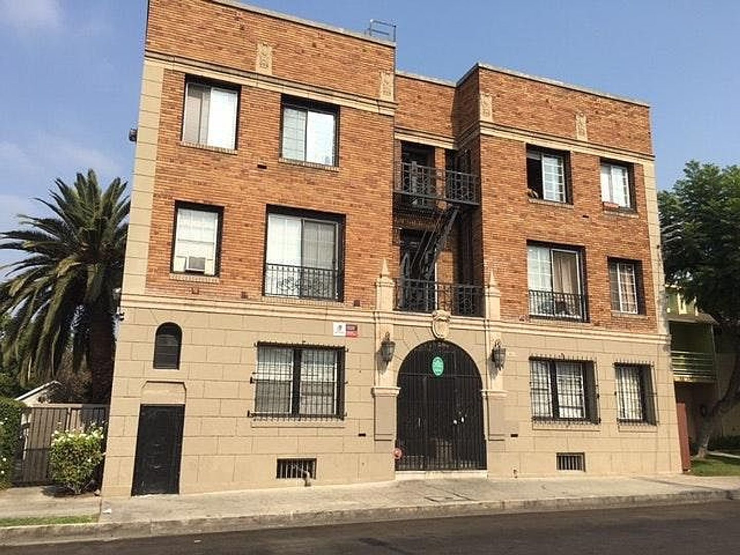 Los Angeles Apartment: 1411 Toberman Street