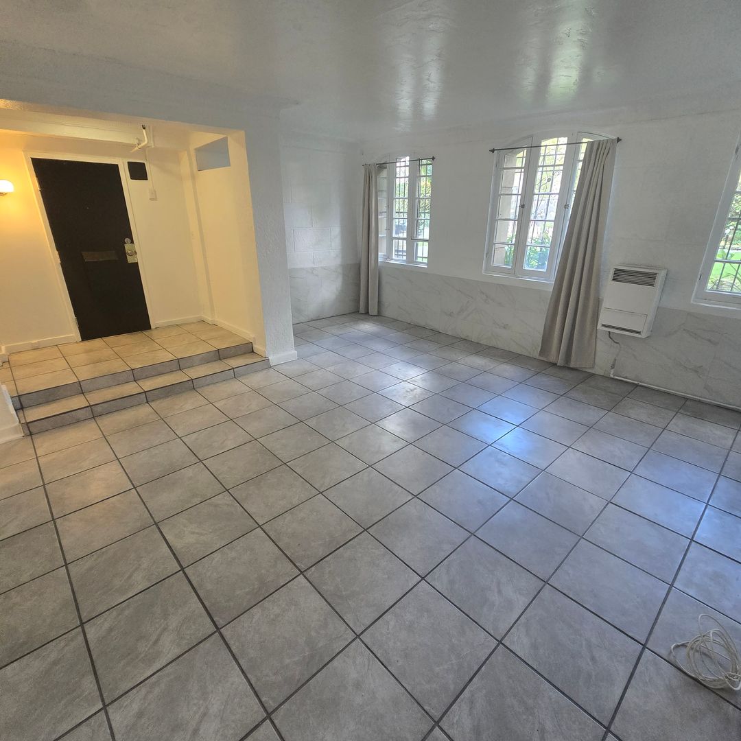 Los Angeles Apartment: 1848 N. Gramercy Place