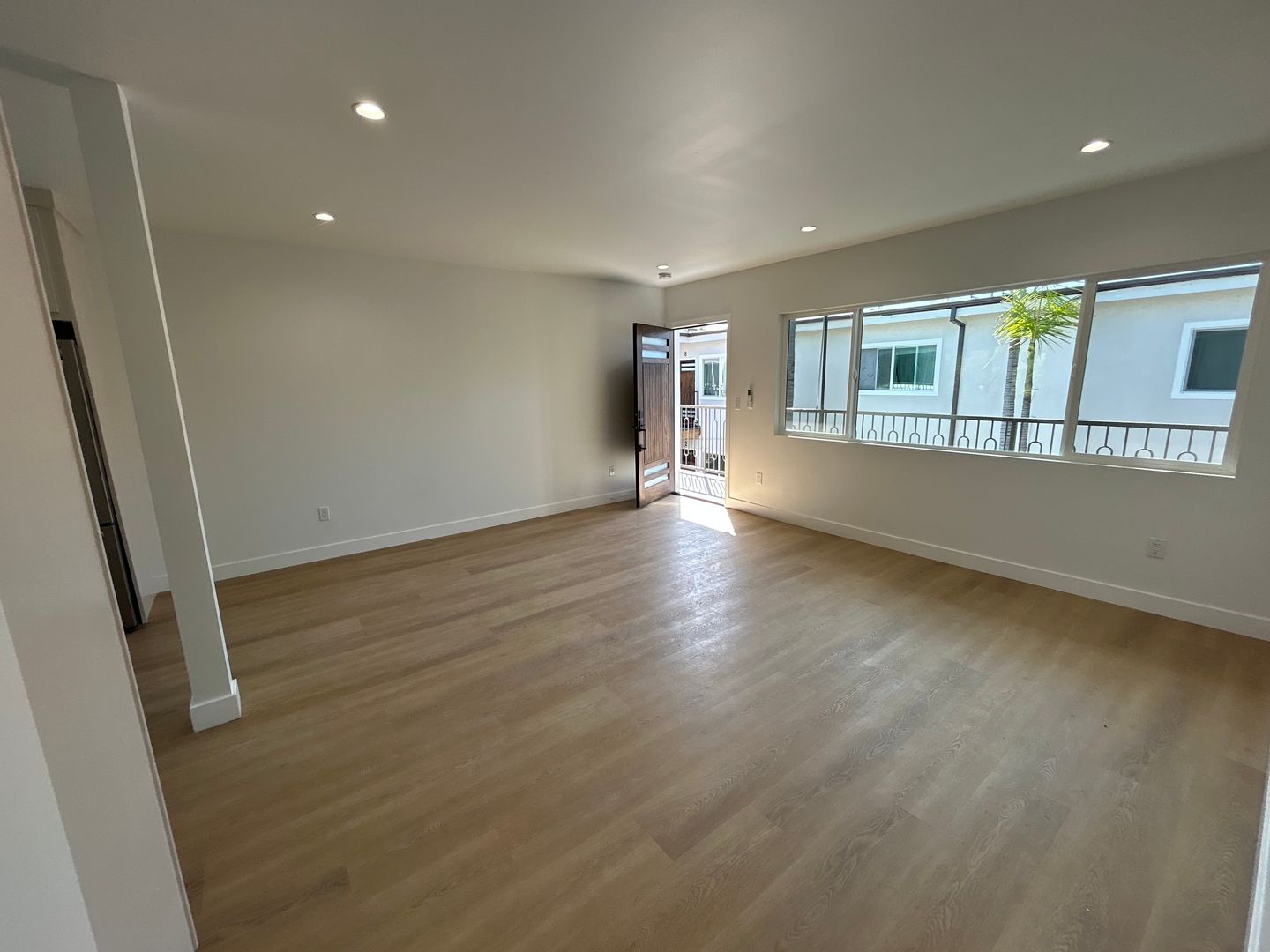 Venice Apartment: 559 Sunset Avenue