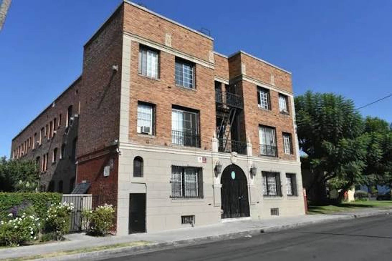 Los Angeles Apartment: 1411 Toberman Street
