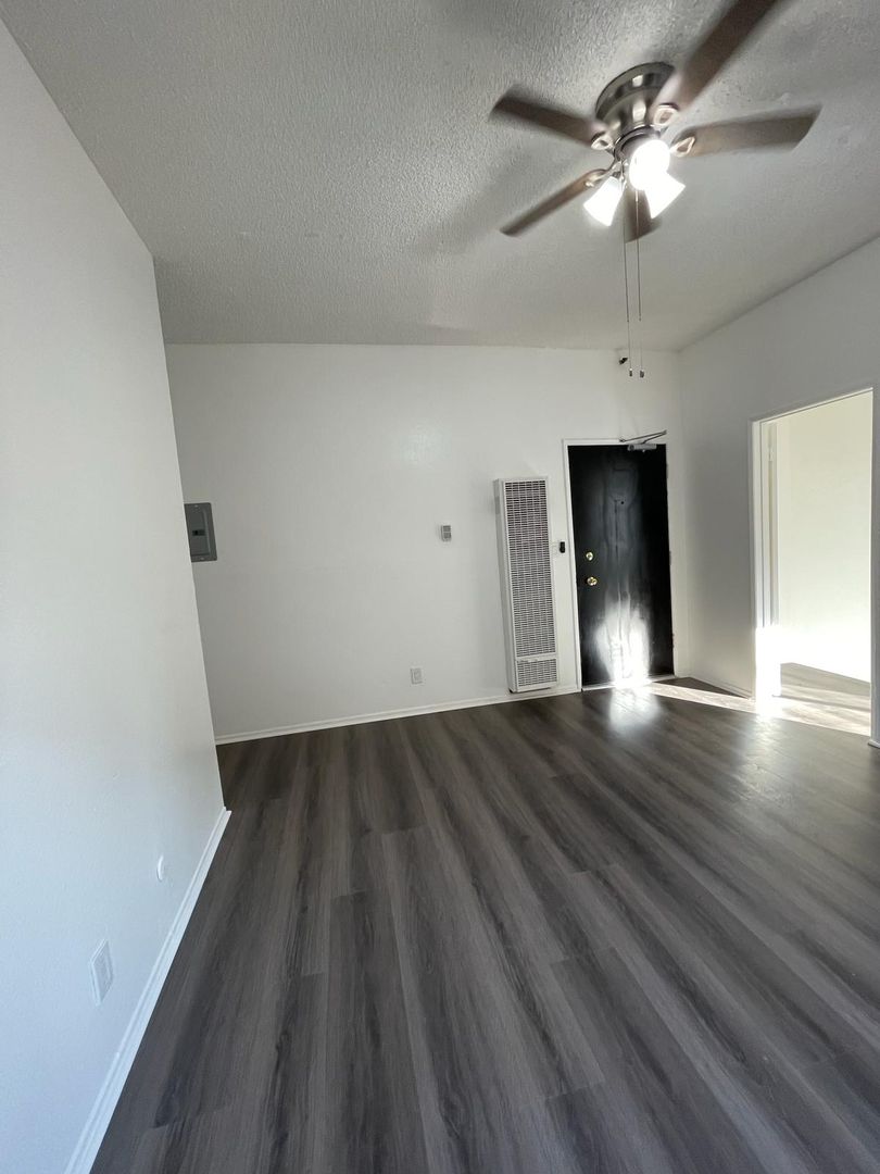 Los Angeles Apartment: 1920 W. 25th Street