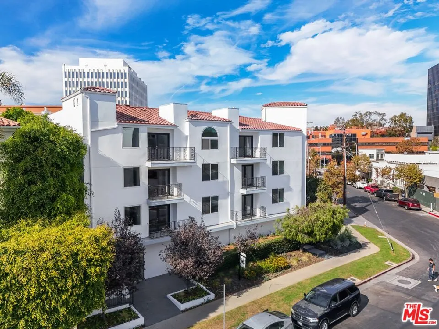 Los Angeles Apartment: 11675 Darlington Avenue