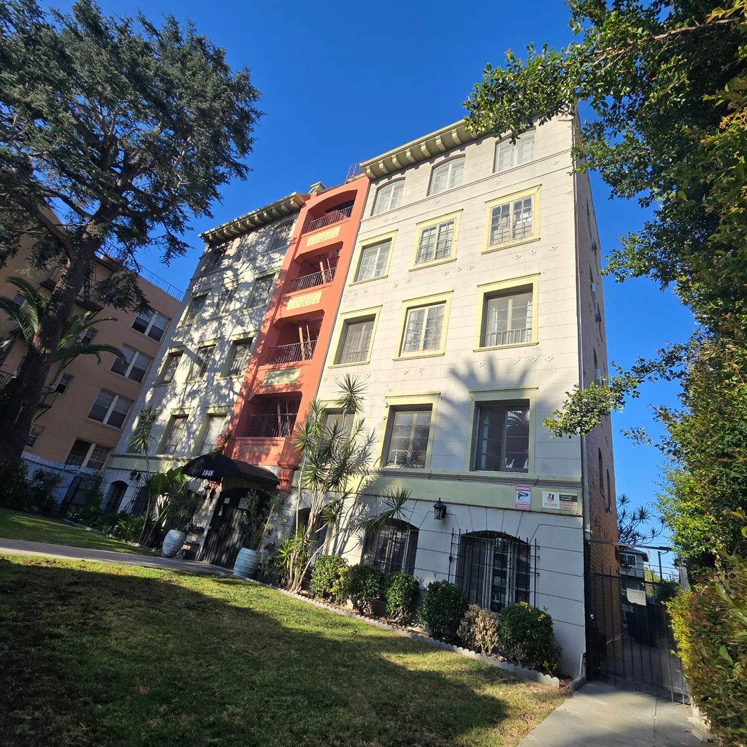 Los Angeles Apartment: 1848 N. Gramercy Place