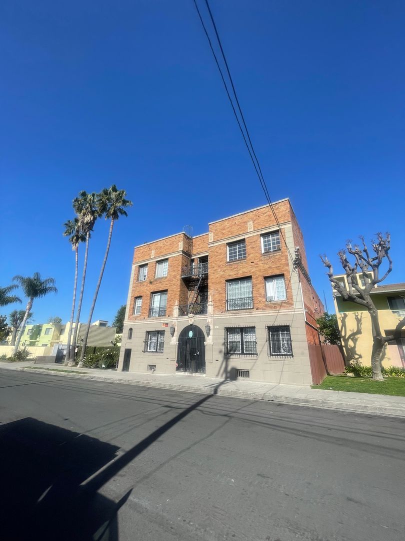 Los Angeles Apartment: 1411 Toberman Street