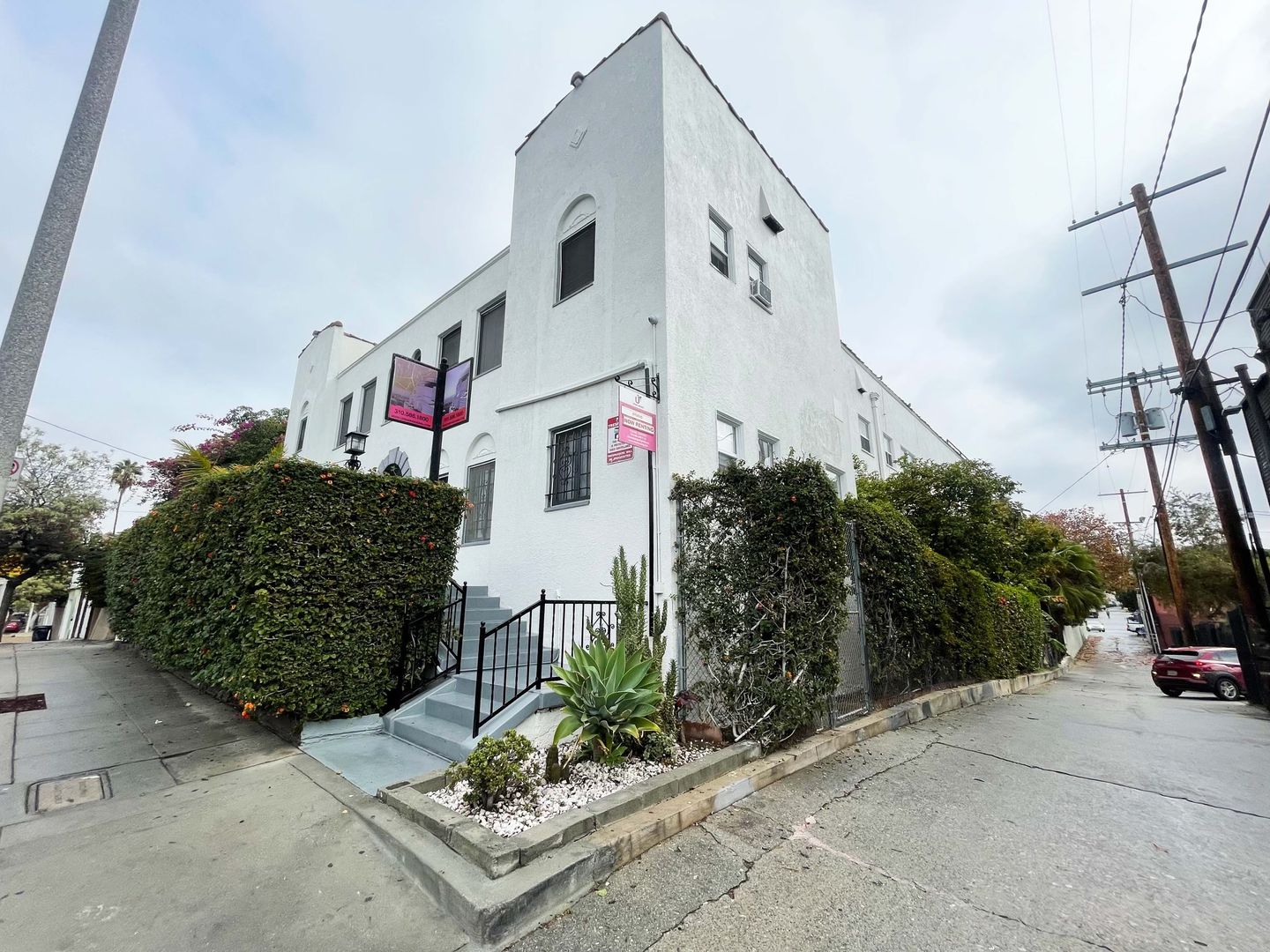 Los Angeles Apartment: 1316 Lemoyne Street
