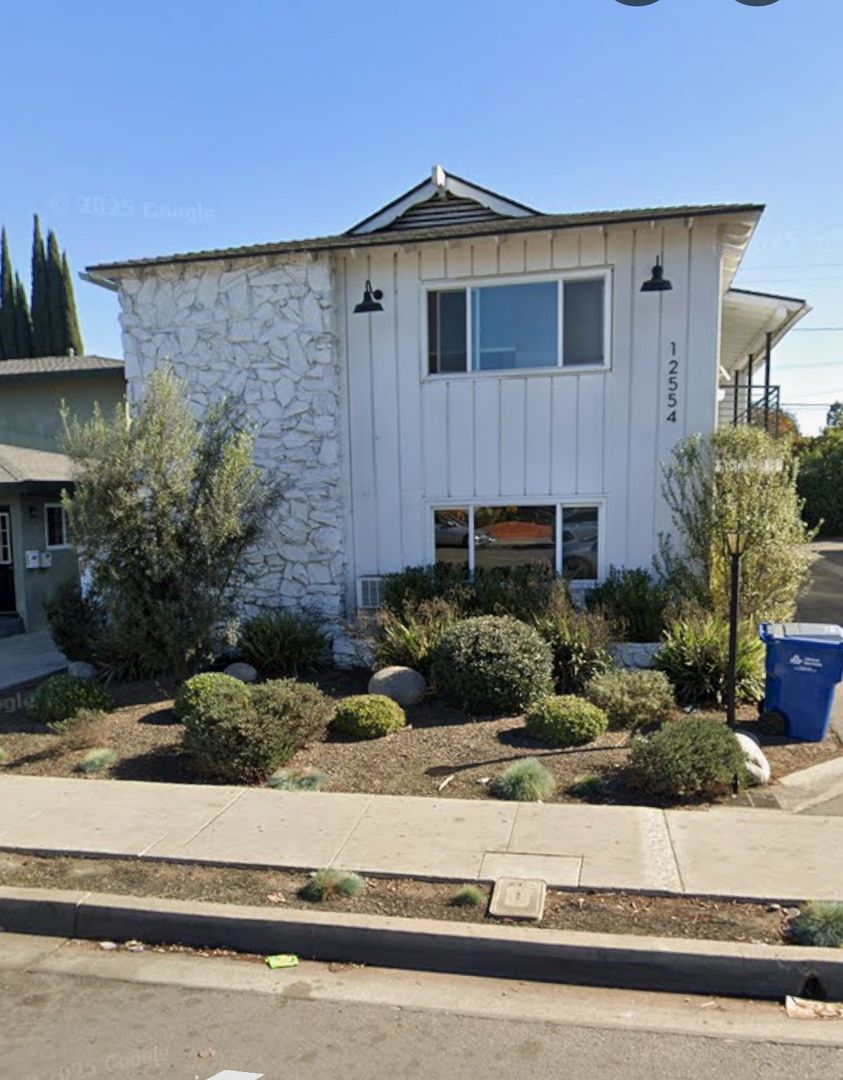 Downey Apartment: 12554 Brookshire Avenue