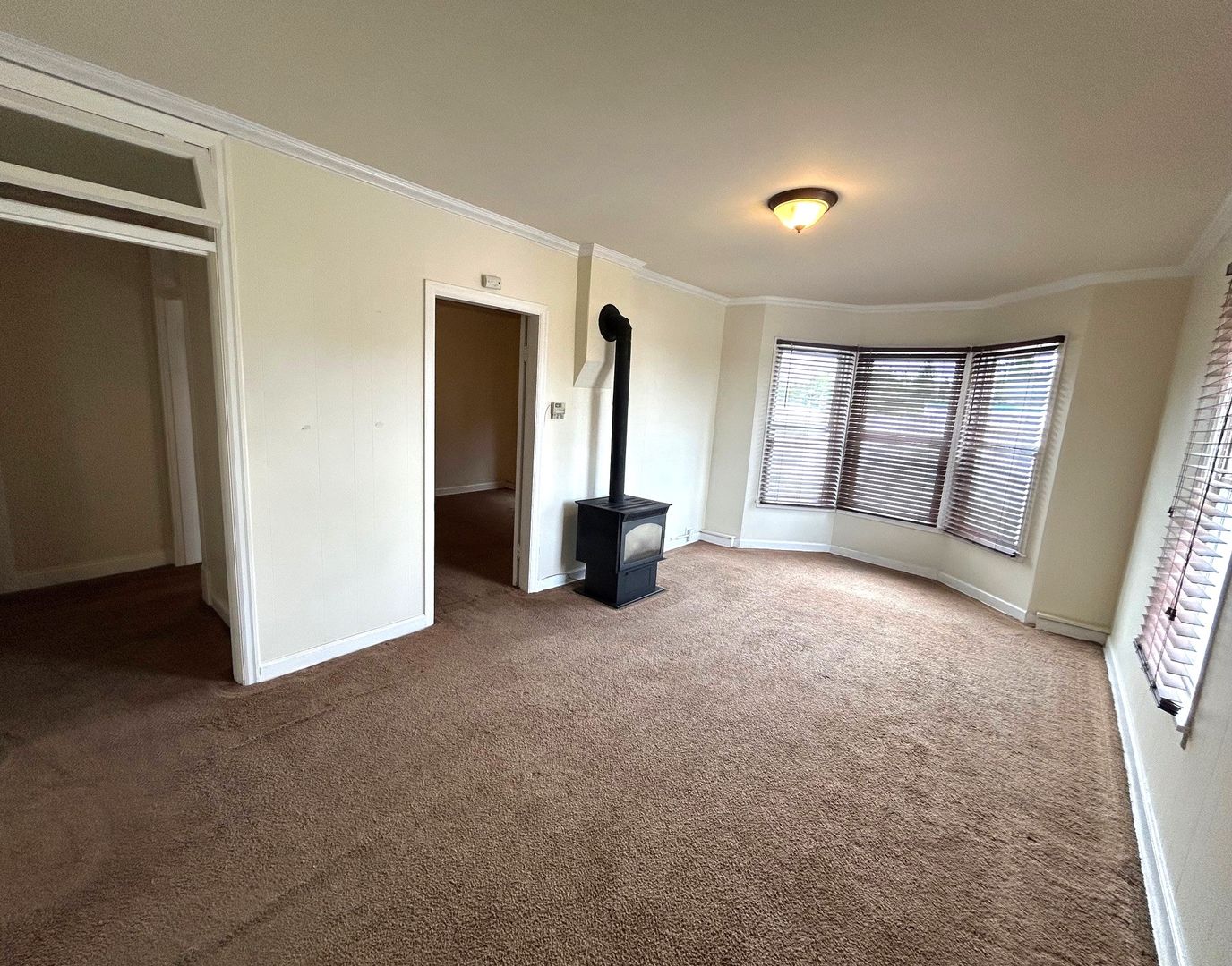 Everett Apartment: 3414 1/2 Everett Ave