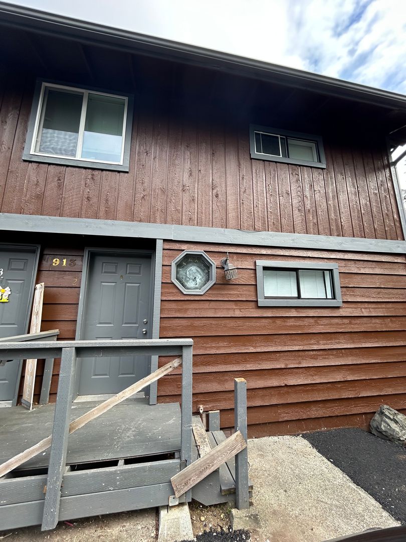 Everett Apartment: 913 Peters Pl