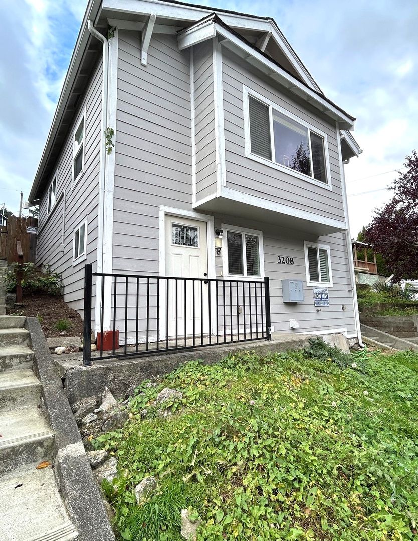 Everett Apartment: 3208 Lombard Ave