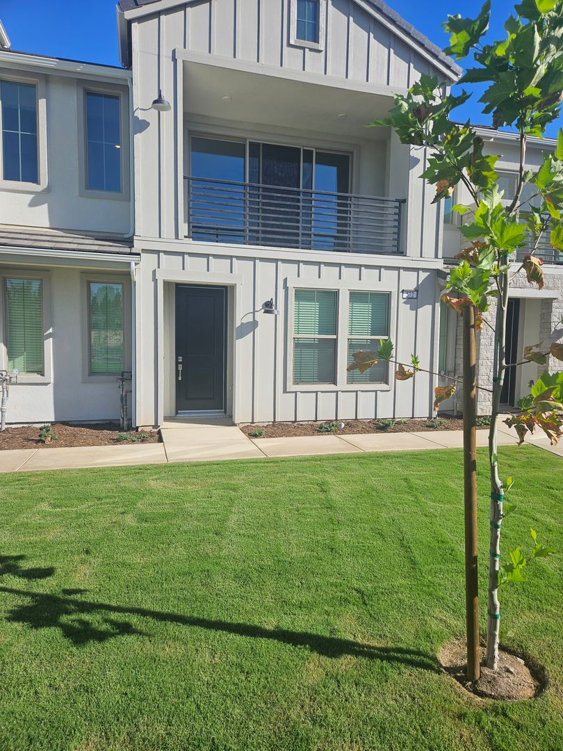 Clovis House: 572 N Adler Lane