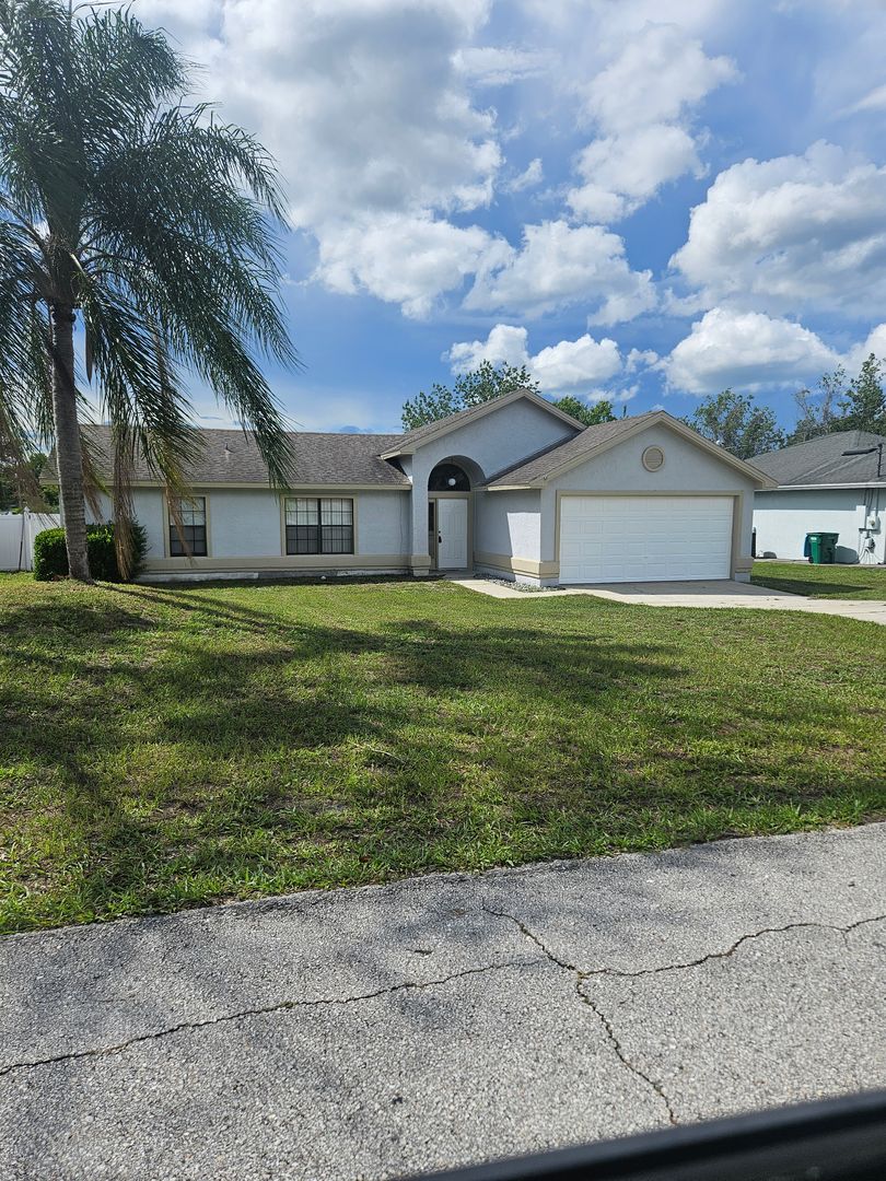 Deltona House: 1864 N Merrick Dr