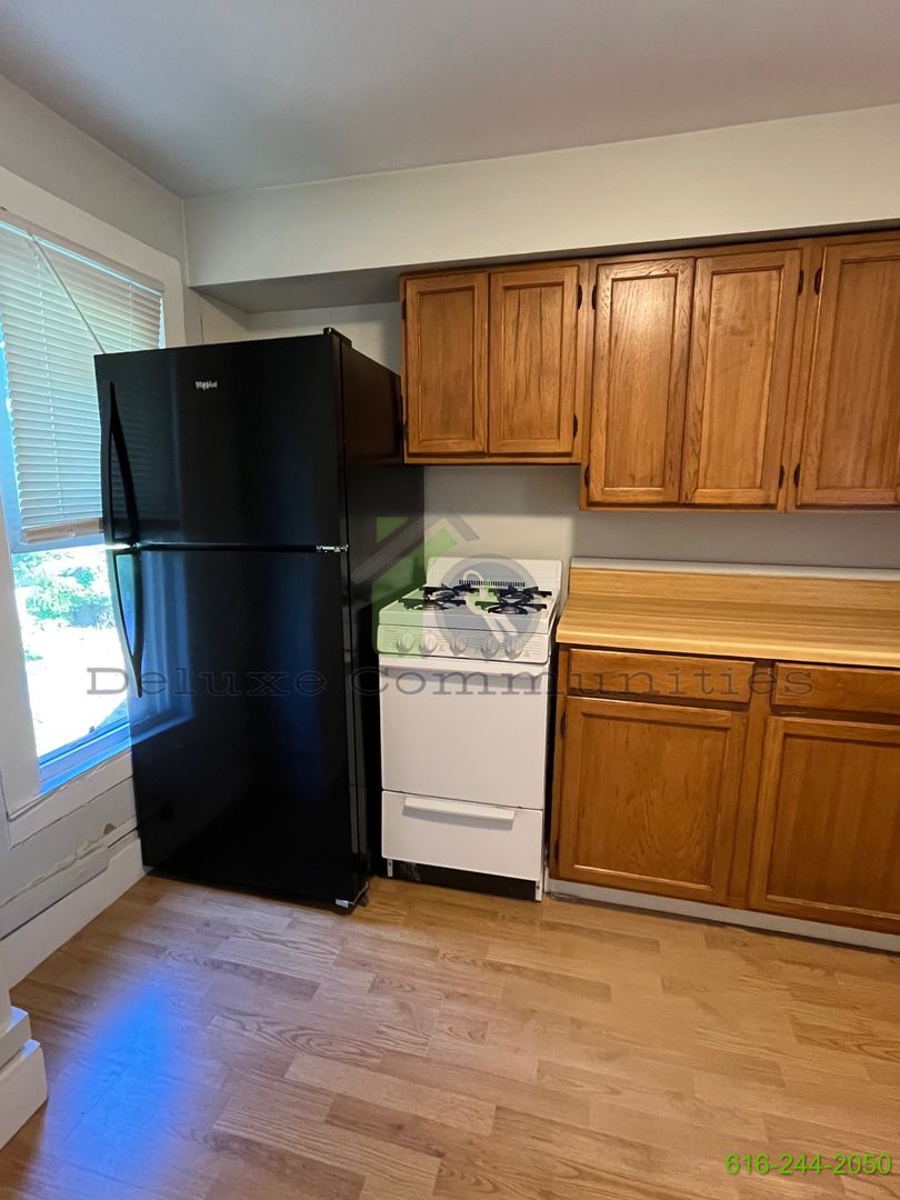 Grand Rapids Apartment: 1021 Broadway Ave NW