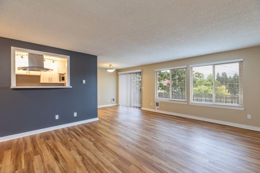 HUGE CORNER UNIT 1050SF / Huge Private Deck / W/D in Unit / Remodeled – photo 1