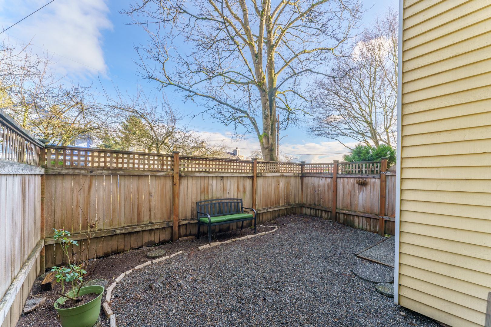 Seattle Apartment: 9227 Woodlawn Ave. N.