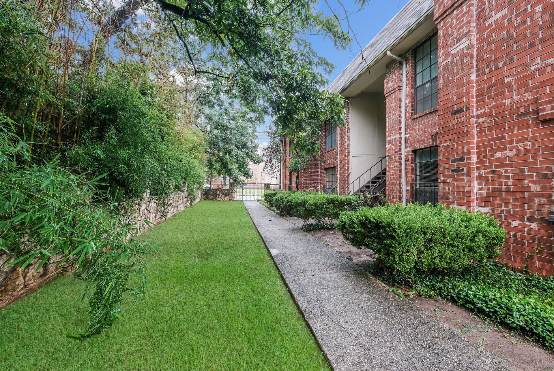 San Antonio Apartment: 305 W. Woodlawn Ave. - 104