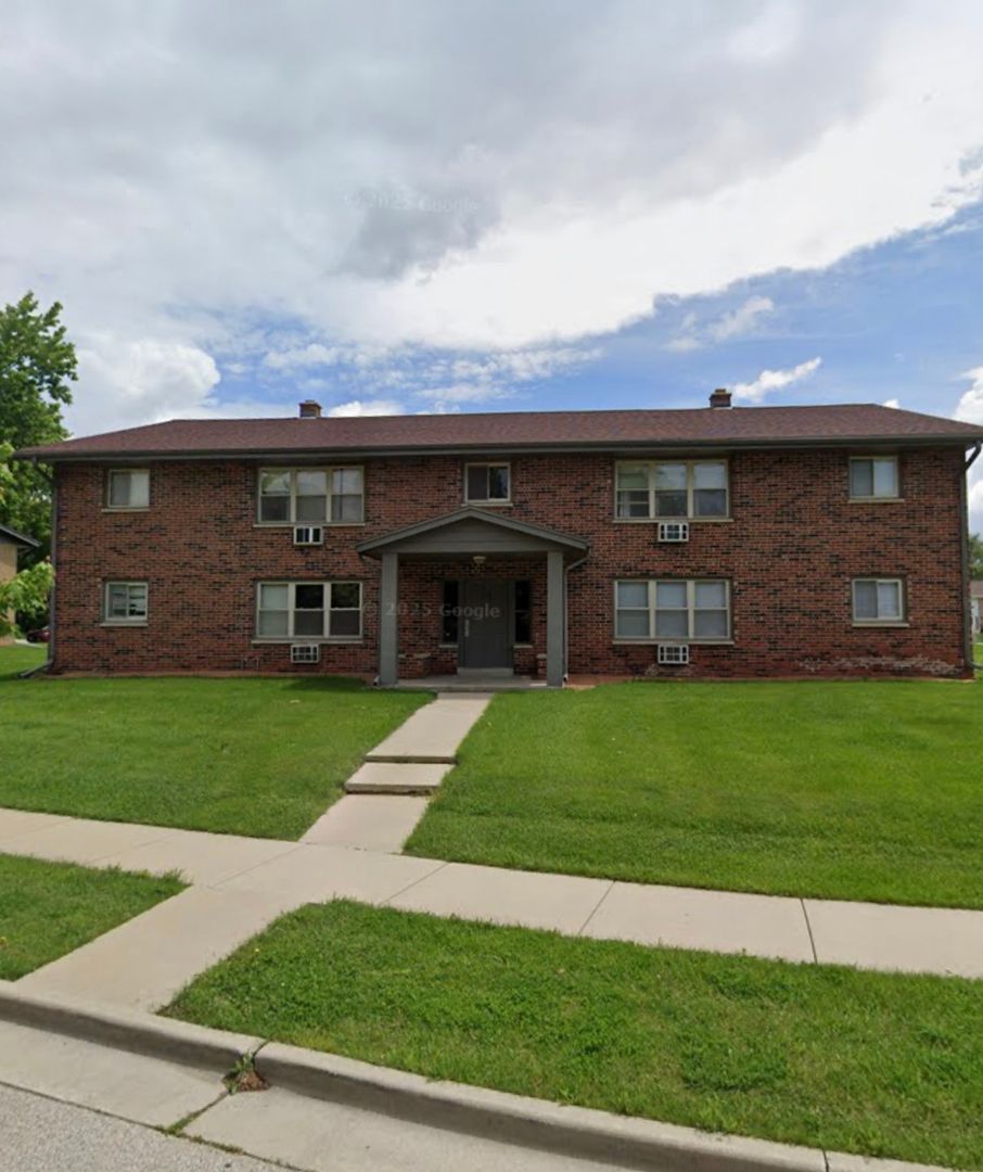 Slinger Apartment: 110 - 161 Maple Ave S