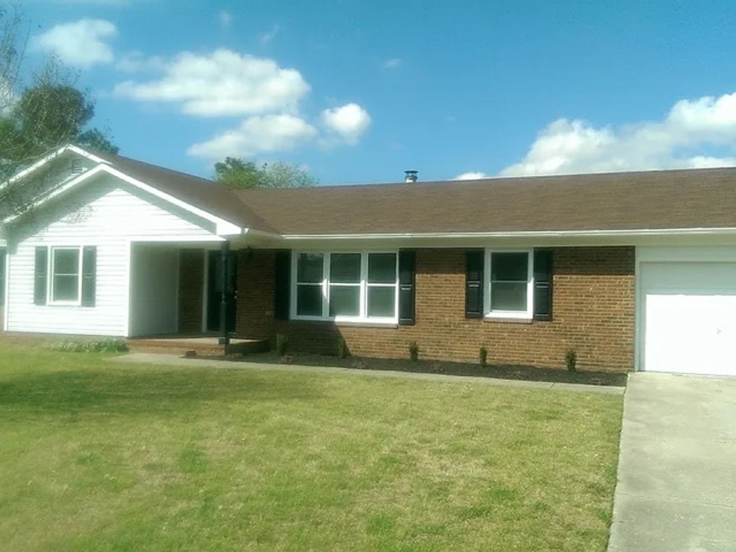 Fayetteville House: 1032 Oakstone Drive