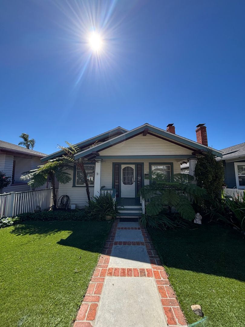 Ventura House: 844 E Main Street