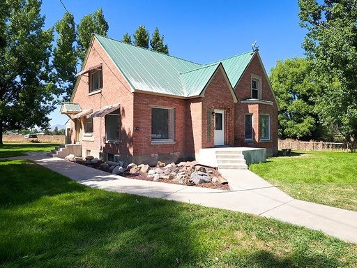 Spacious 5-Bedroom Upstairs Unit in an Adorable Red-Brick Home – photo 1