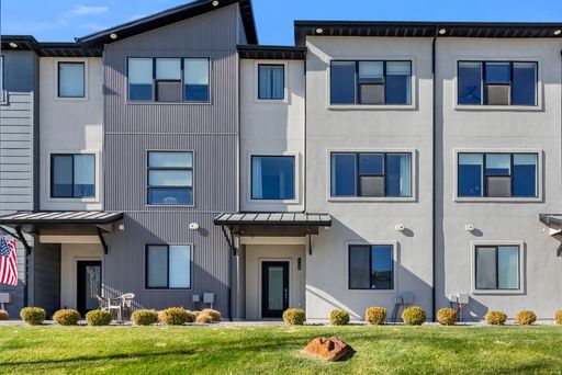 Bright Upstairs Bedroom in Amenity-Rich American Fork Community