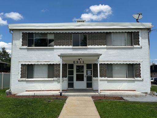 Move in ready 1 bedroom/1 bath in Edgewater! 1st Floor Unit!