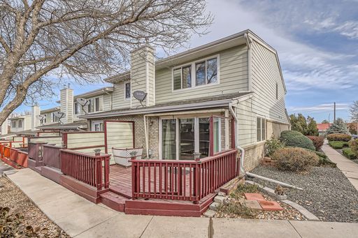 Beautiful end unit townhome with 2 bedrooms and 2.5 bath in a quiet and friendly neighborhood. $1000 off Move in Special! – photo 1