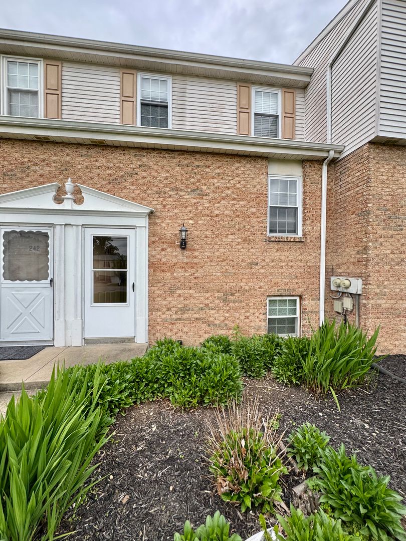 Cranberry Twp Townhome: 244 East Commons Drive