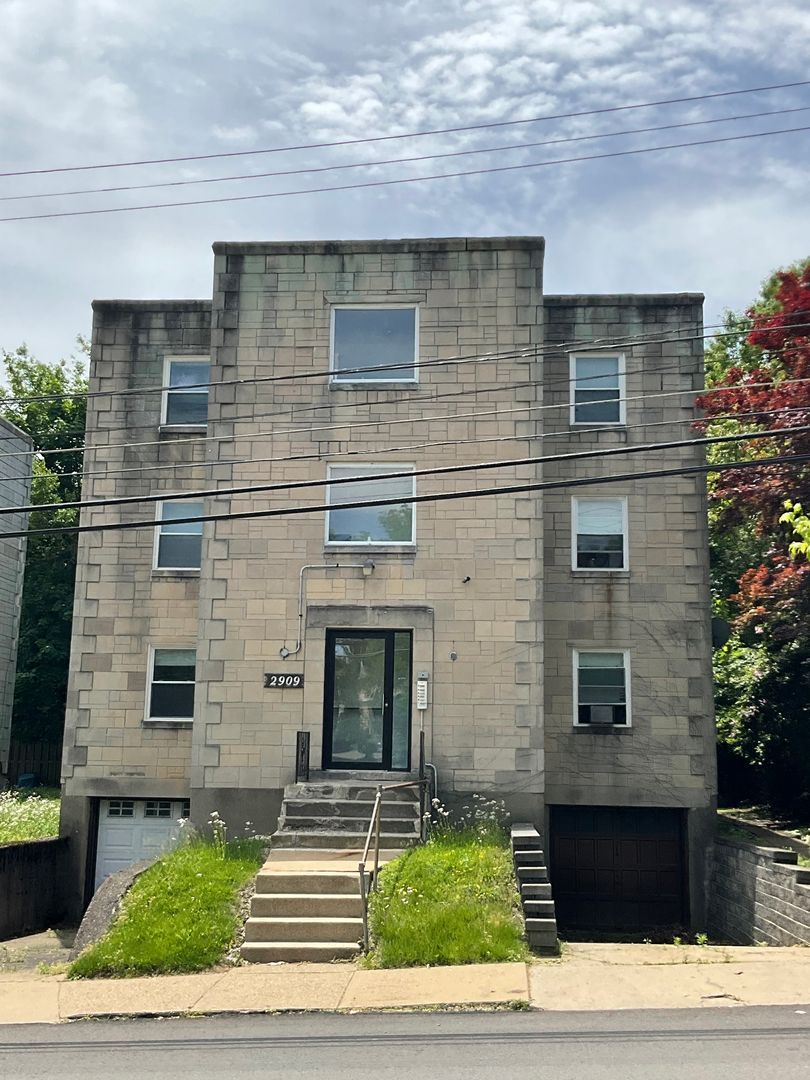 Pittsburgh Apartment: 2909 Chartiers Avenue