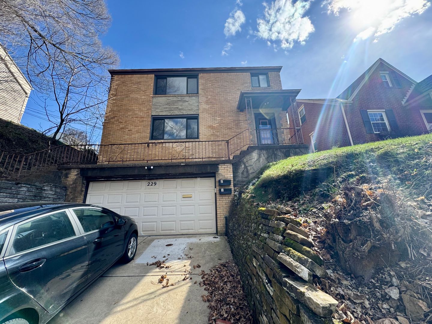 Brentwood Apartment: 229-231 Marylea Avenue