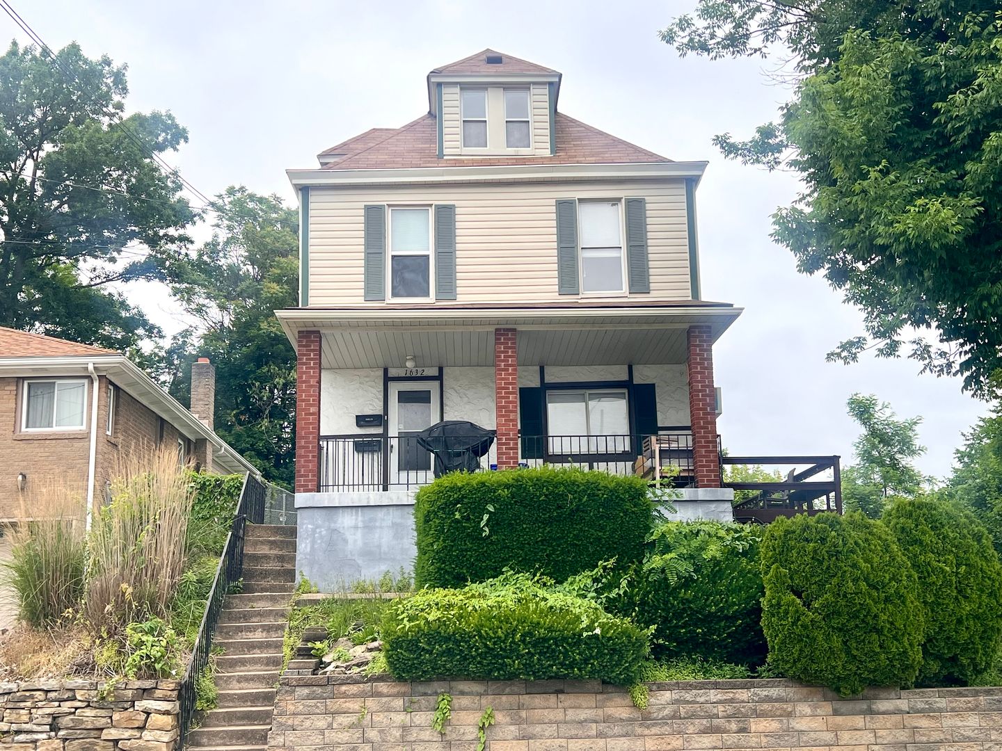 Ingram Apartment: 1632 E Steuben Street