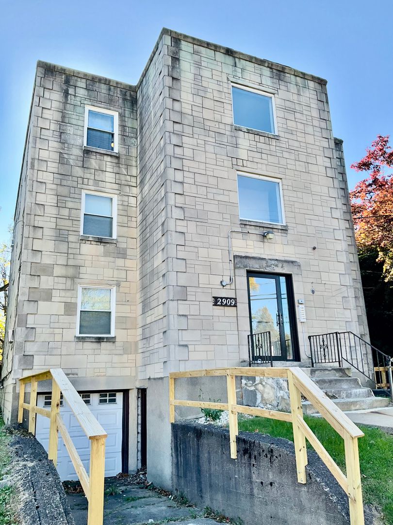 Pittsburgh Apartment: 2901 Chartiers Avenue