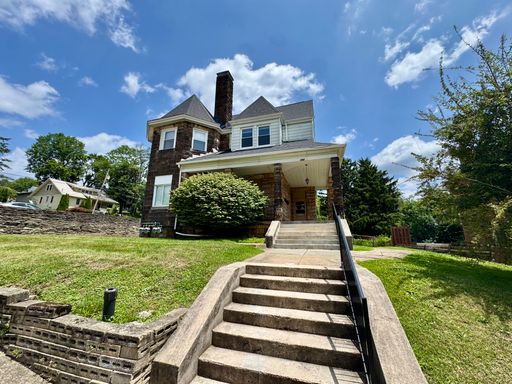 Spacious 2 Bed 1 Bath in Cheswick!